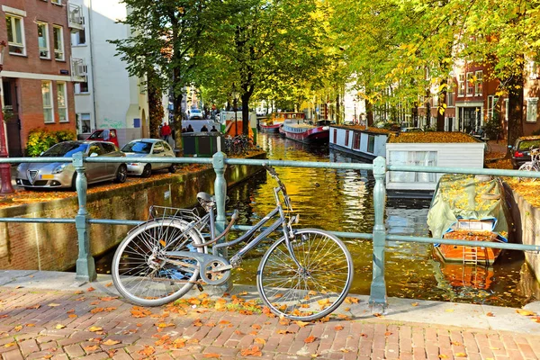 Cidade cênica de Amsterdã nos Países Baixos no crepúsculo — Fotografia de Stock