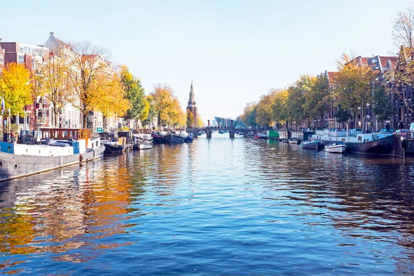 Alacakaranlıkta Hollanda Amsterdam şehir manzaralı — Stok fotoğraf