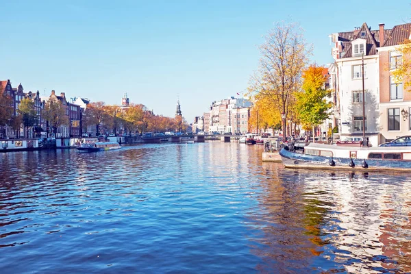 Городской пейзаж из Амстердама в Нидерландах при свете фар — стоковое фото