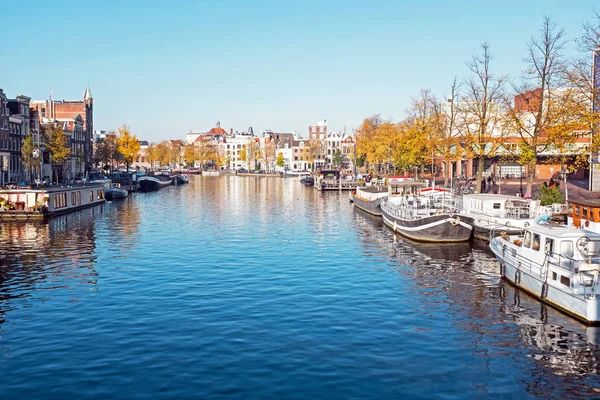 Malownicze miasto z Amsterdamu w Holandii w zmierzchu — Zdjęcie stockowe