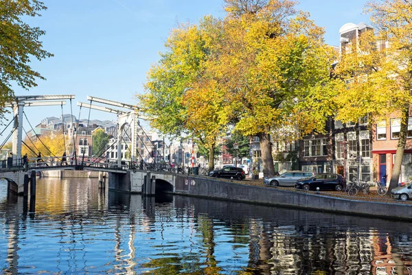 Alacakaranlıkta Hollanda Amsterdam şehir manzaralı — Stok fotoğraf