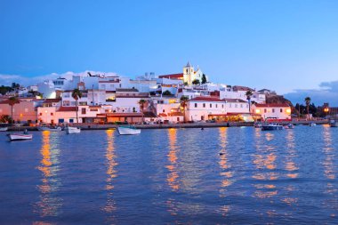 Köyün Ferragudo batımında Algarve Portekiz