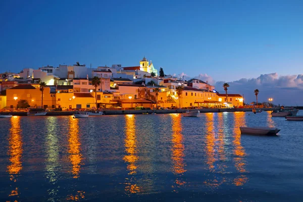 Il villaggio Ferragudo nell'Algarve Portogallo al tramonto — Foto Stock