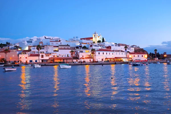 หมู่บ้าน Ferragudo ใน Algarve โปรตุเกสตอนพระอาทิตย์ตก — ภาพถ่ายสต็อก
