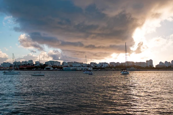 Barcos à vela no porto de Portimão, em Portugal — Fotografia de Stock