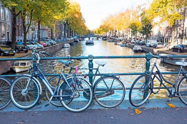 Ciudad escénica de Amsterdam en los Países Bajos en otoño — Foto de Stock