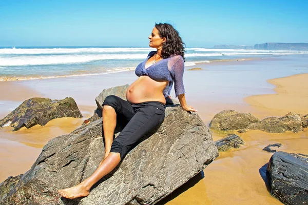 Mulher grávida feliz na praia no oceano atlântico — Fotografia de Stock