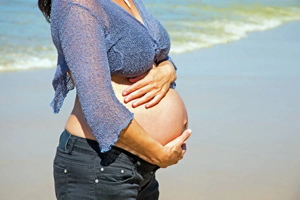 Glücklich Schwangere Frau Strand Atlantik — Stockfoto