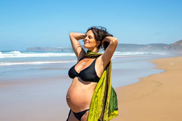 Glücklich schwangere Frau am Strand am Atlantik — Stockfoto