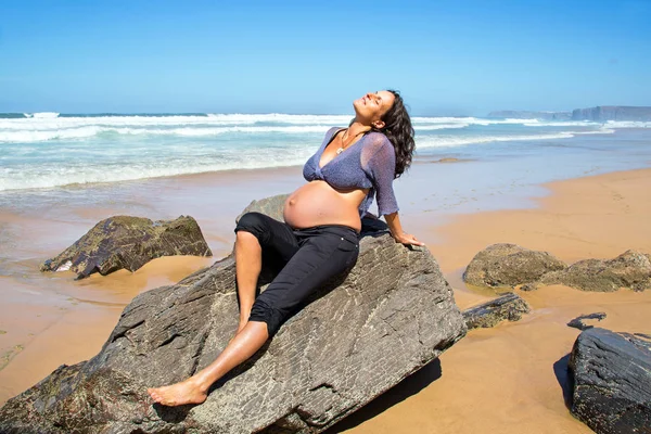 Щаслива вагітна жінка на пляжі в атлантичному океані — стокове фото