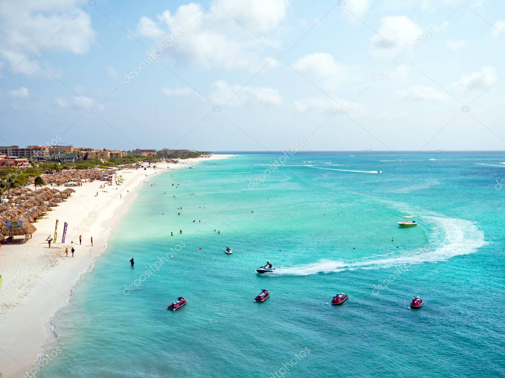 Antenne de Eagle beach sur l'île d'Aruba dans la mer des ...