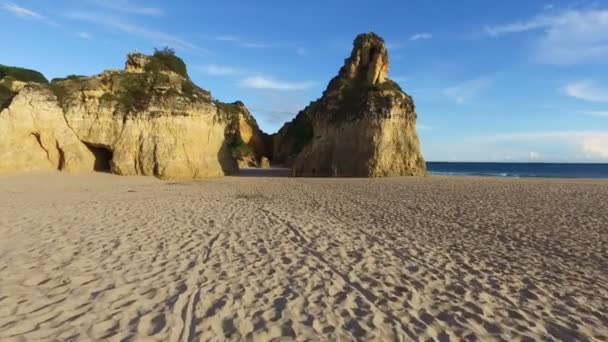 Rochas naturais na Praia Tres Irmaos em Alvor Portuga — Vídeo de Stock