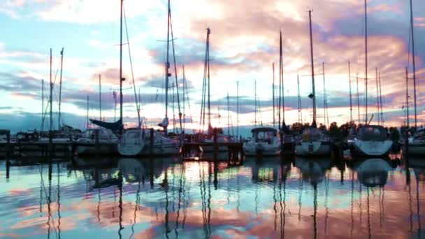 Boote im Hafen von Katwoude in den Niederlanden bei Sonnenuntergang — Stockvideo