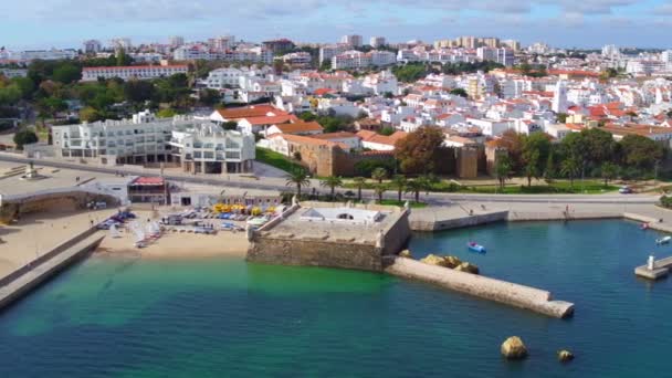 Aereo dalla città Lagos con il Forte da Bandeira in Portogallo — Video Stock