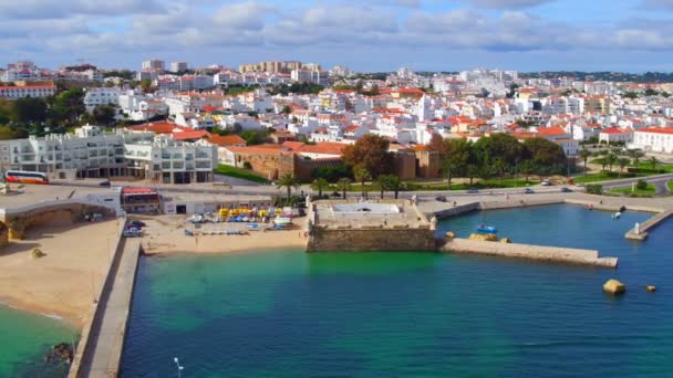 Aérea de la ciudad de Lagos con el Forte da Bandeira en Portugal — Vídeo de stock