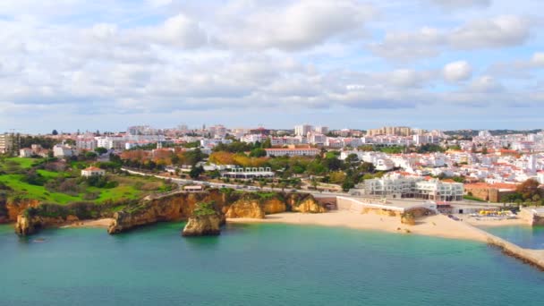 Aérea desde rocas y océano en Lagos en Portugal — Vídeos de Stock