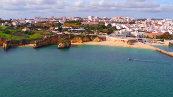 Aérea desde rocas y océano en Lagos en Portugal — Vídeo de stock