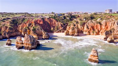 Kayalar ve okyanus Portekiz Lagos yakınındaki hava