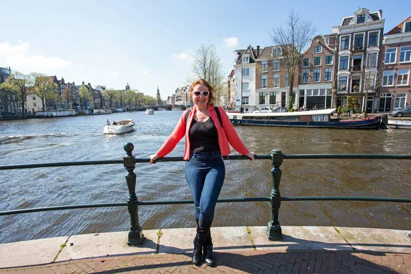 Mladá nativní holandský žena v Amsterdam, Nizozemí — Stock fotografie