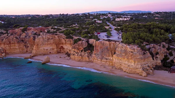 Antenne von Praia da Marinha in der Algarve Portugal bei Sonnenuntergang — Stockfoto