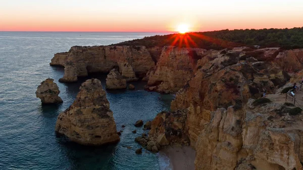 Aérien de Praia da Marinha dans l'Algarve Portugal au coucher du Soleil — Photo