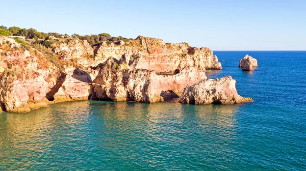 Anténa od přírodních skal poblíž Alvor v Portugalsku — Stock fotografie