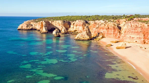 Luchtfoto van Praia da Marinha in de Algarve Portugal — Stockfoto
