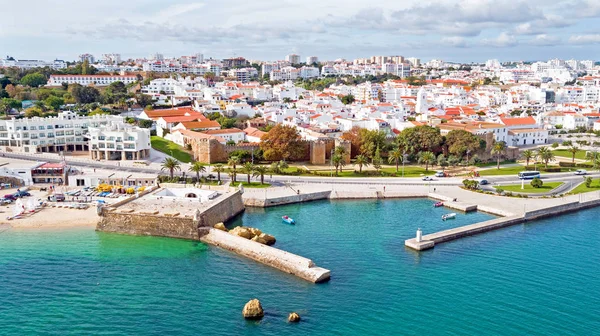 Anténa od města Lagos s Forte da Bandeira v Portuga — Stock fotografie