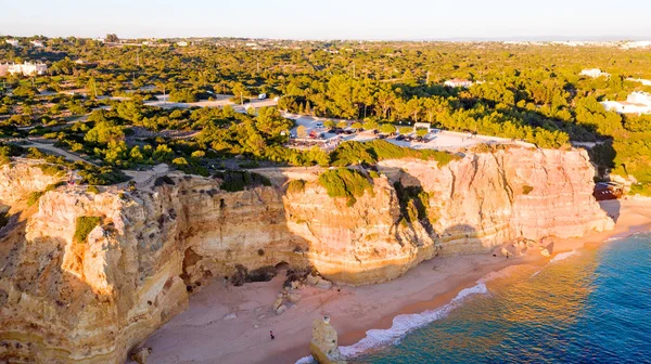 Aérea de la famosa playa Praia da Marinha en el Algarve Portuga — Foto de Stock