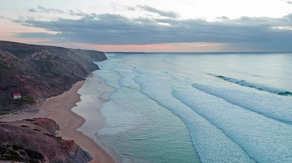 Anténa z hornin a oceánů na Praia Vale Figueiras v Portugalsku — Stock fotografie