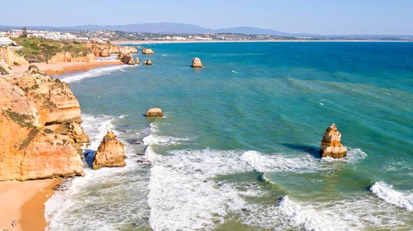 Aéreo de rochas e oceanos perto de Lagos em Portugal — Fotografia de Stock