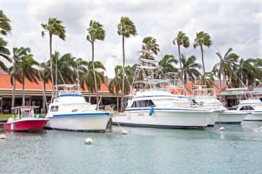 Tekneler limanda Aruba Adası Oranjestad içinde Caribbe '