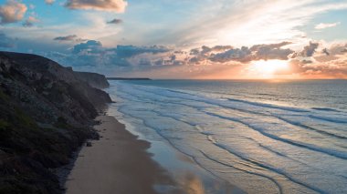 Güzel bir gün batımı Vale Figueiras Beach Portug deki gelen hava