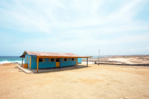 Fischerhütte an der Nordküste von der Insel Araba in der Karibik — Stockfoto