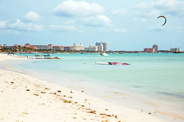 Kite surf sur Palm Beach sur l'île d'Aruba dans la mer des Caraïbes — Photo