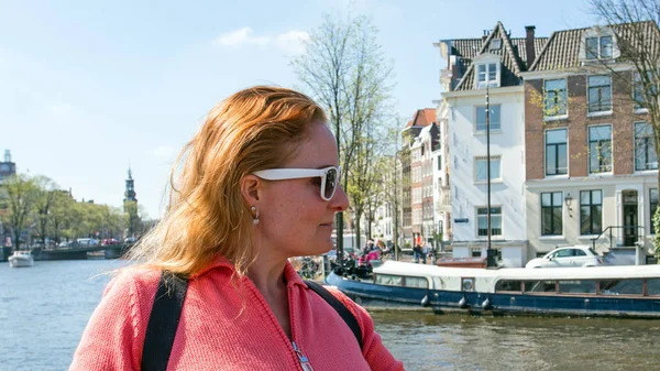 Mladá nativní holandský žena v Amsterdamu v Nizozemsku — Stock fotografie