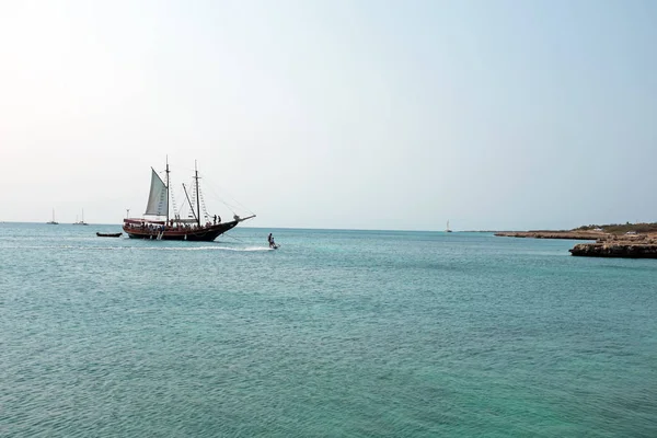 Barca a vela in una baia sull'isola di Aruba nel Mar dei Caraibi — Foto Stock