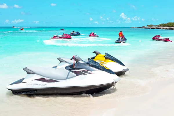 Jet ski en el mar Caribe en la isla de Aruba en el Caribe — Foto de Stock