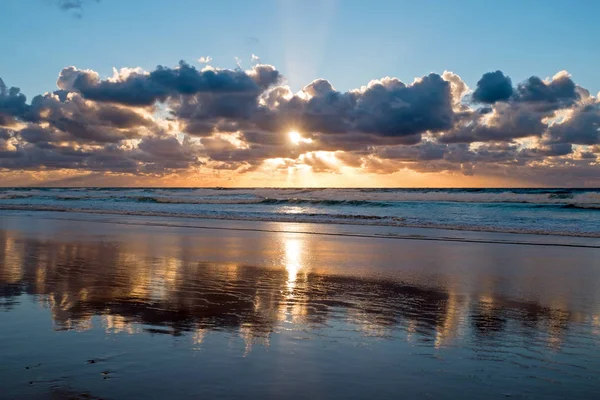 Bellissimo tramonto sulla spiaggia di Vale Figueiras in Portogallo — Foto Stock