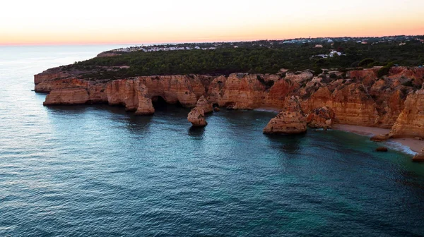 Antenowe od słynnej plaży Praia da Marinha w spokojne Algarve — Zdjęcie stockowe