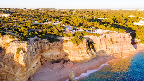 Aérea de la famosa playa Praia da Marinha en el Algarve Portuga —  Fotos de Stock