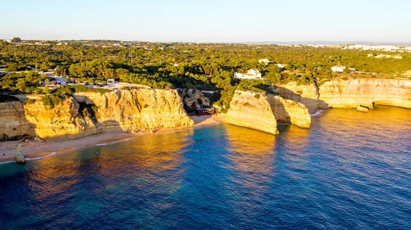 Antenowe od słynnej plaży Praia da Marinha w spokojne Algarve — Zdjęcie stockowe