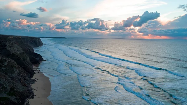 Antena z piękny zachód słońca na plaży Vale Figueiras w Portug — Zdjęcie stockowe