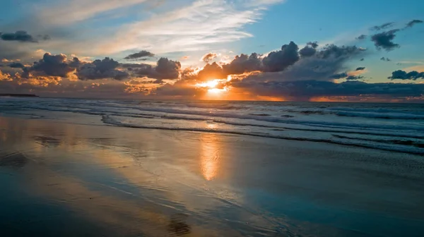 Güzel bir gün batımı Vale Figueiras Beach Portug deki gelen hava — Stok fotoğraf