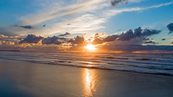 Aéreo de um lindo pôr-do-sol na praia do Vale Figueiras em Portug — Fotografia de Stock