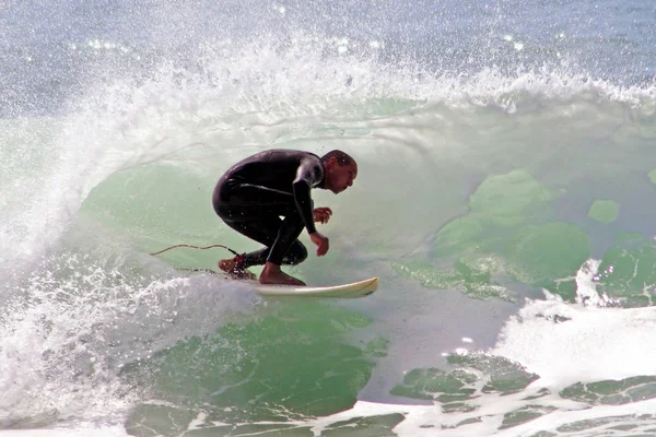 Surfer surfing fali na Hawajach — Zdjęcie stockowe