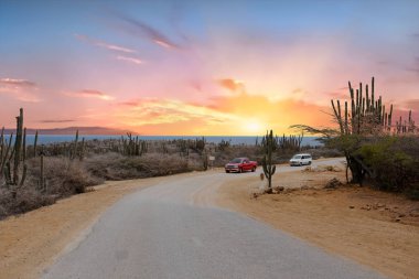 Karayipler'de Arua Island'dan cunucu içinde sürüş araba 
