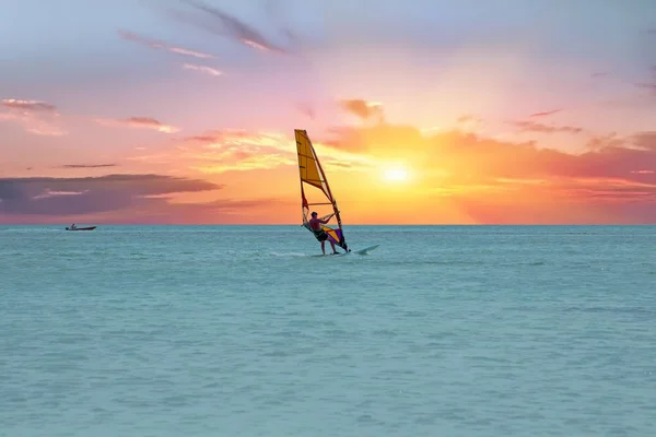 Planche à voile à l'île d'Aruba sur la mer des Caraïbes à une belle s — Photo