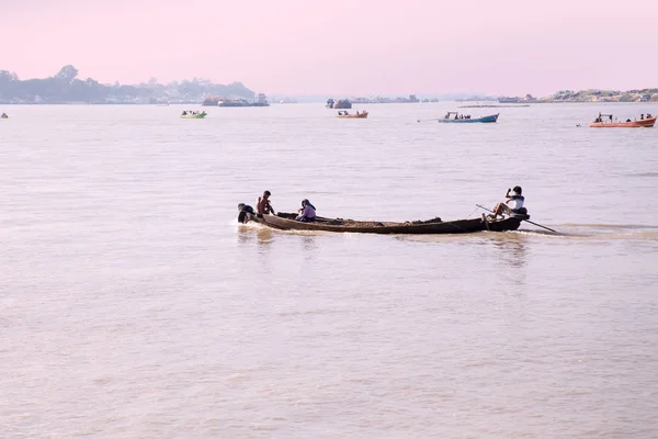 Irrawady rivier, Myanmar - 17 November 2015: Boten op de Irrawa — Stockfoto