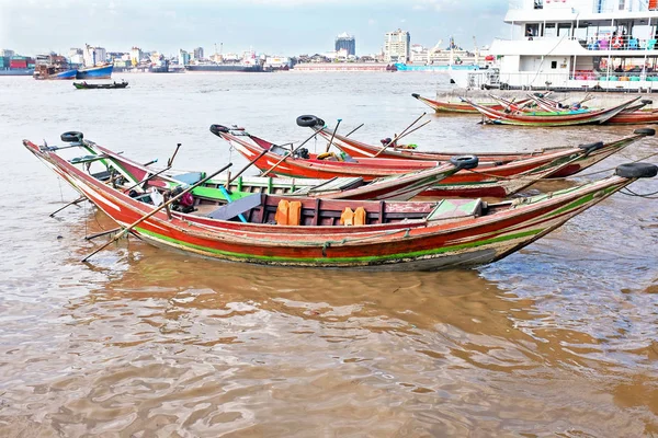 Barche da pesca tradizionali in legno nel porto di Yangon a Mya — Foto Stock